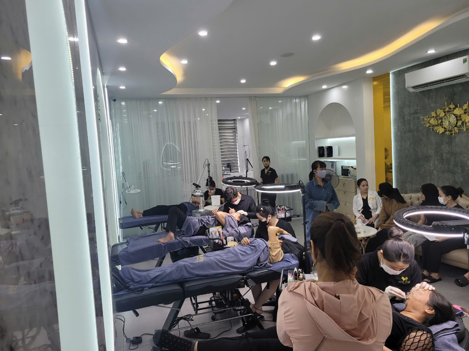 Hơn chục nhân viên đang chăm sóc làm dịch vụ cho khách hàng tại cơ sở thẩm mỹ Minh Tuyết, thế nhưng người quản lý nơi đây nói chỉ có 3 nhân viên