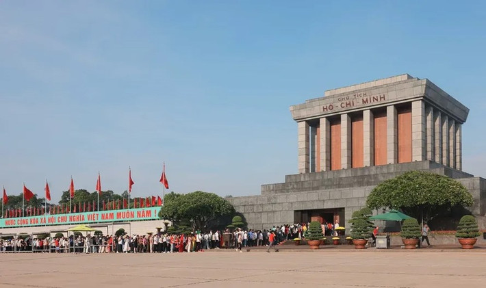Người dân xếp hàng dài để vào Lăng viếng Bác Hơn 30.000 lượt người vào Lăng viếng Bác trong ngày 2-9