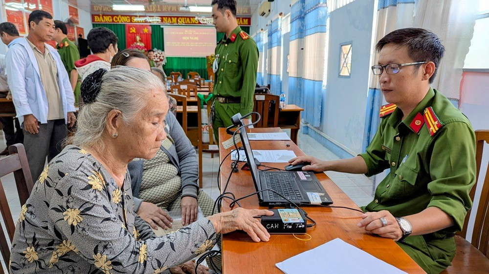 Trước khi thu mẫu ADN thân nhân gia đình liệt sĩ, cán bộ cập nhật thông tin thân nhân gia đình liệt sĩ (Ảnh: Nghiêm Túc). thu-nhan-1.jpg