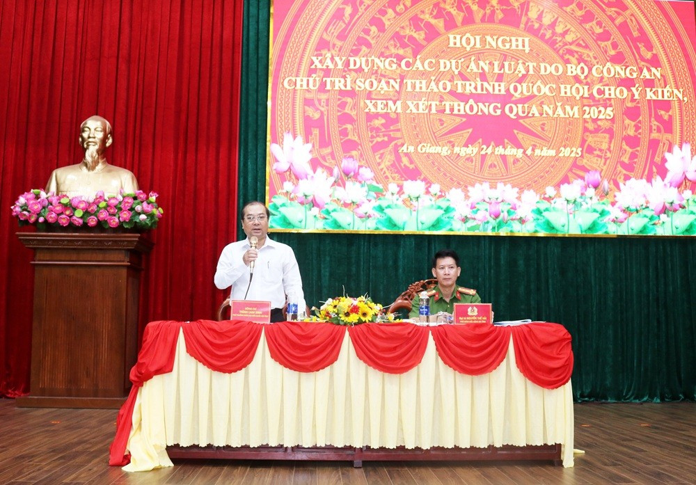 Phó Trưởng Đoàn Đại biểu Quốc hội tỉnh An Giang Trình Lam Sinh và Đại tá Nguyễn Thế Hải, Phó Giám đốc Công an tỉnh đồng chủ trì Hội nghị (Ảnh: Nghiêm Túc) dai-bieu.jpg