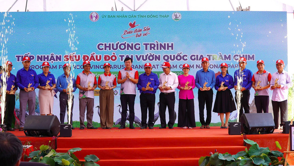 Bí thư Tỉnh ủy Đồng Tháp Lê Quốc Phong tặng quà nhân dịp ra mắt Đội Tuyên truyền bảo vệ sếu đầu đỏ và các loài chim hoang dã tại Vườn quốc gia Tràm Chim bt-dong-thap.jpg