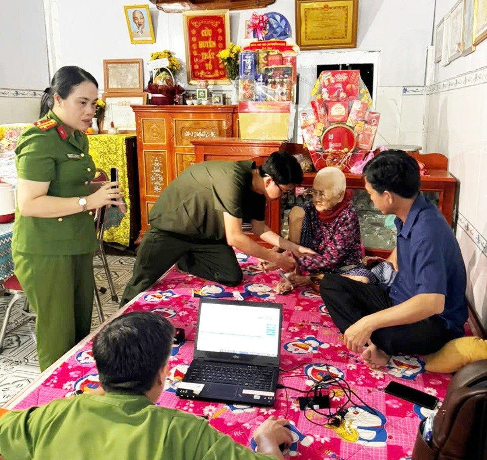 Các trường hợp thân nhân liệt sĩ già yếu, cán bộ đến nhà thu mẫu ADN (Ảnh: Nghiêm Túc). z6541779787179-caed8531785b16458f2f01e8b7860fe5.jpg