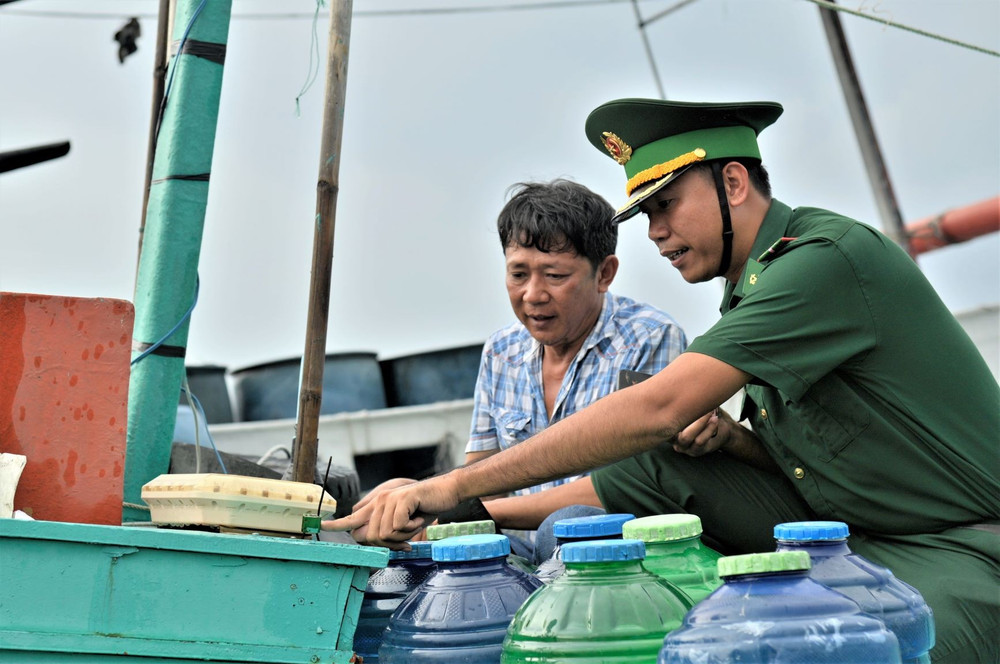 Cán bộ trạm Kiểm soát Kinh Dài kiểm tra tem, niêm phong hộp đen gắn trên tàu cá đánh bắt xa bờ (Ảnh: Tiến Vinh). bien-phong-tay-yen-3.jpg