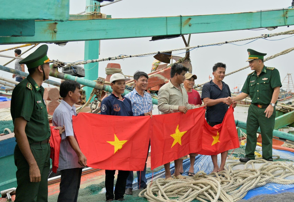 Ban chỉ huy đồn Biên phòng Tây Yên trao cờ Tổ quốc chúc ngư dân vươn khơi bám biển an toàn (Ảnh Tiến Vinh). bien-phong-tay-yen-2.jpg
