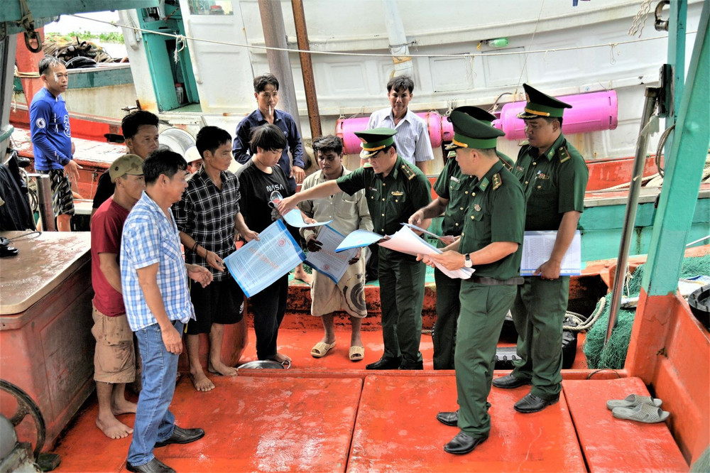 Tổ công tác chuyên trách, đồn Biên phòng Tây Yên kiểm tra giấy tờ có liên quan đến tài công, ngư phủ trước lúc cho tàu xuất bến (Ảnh: Tiến Vinh). bien-phong-tay-yen-1.jpg
