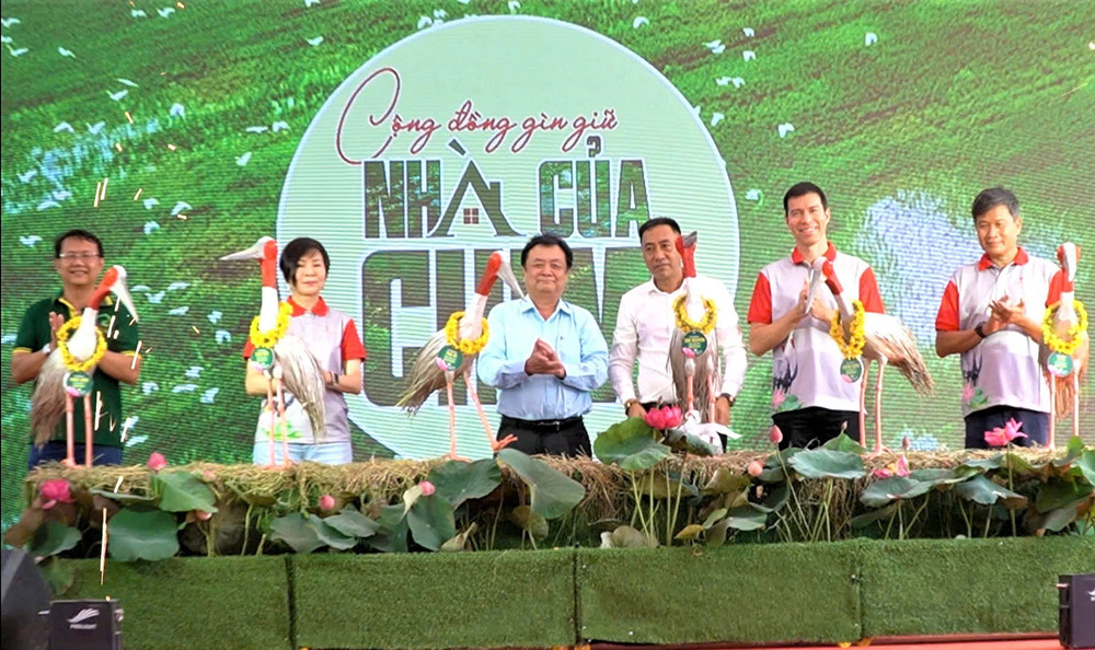 Phó Chủ tịch Quốc hội Lê Minh Hoan và các đại biểu thực hiện nghi thức công bố đặt tên 6 cá thể sếu pct-qh-va-lanh-dao-tiep-nhan-seu.jpg