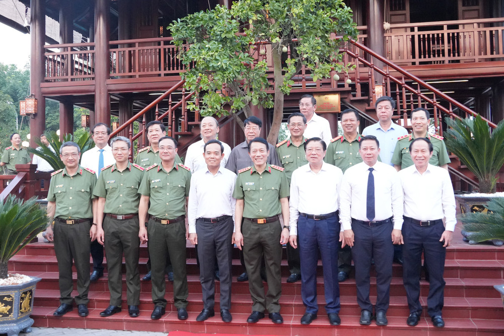 Bộ trưởng Bộ Công an Đại tướng Lương Tam Quang cùng các đại biểu chụp ảnh lưu niệm tại Nhà tưởng niệm Chủ tịch Hồ Chí Minh kt-3.jpg