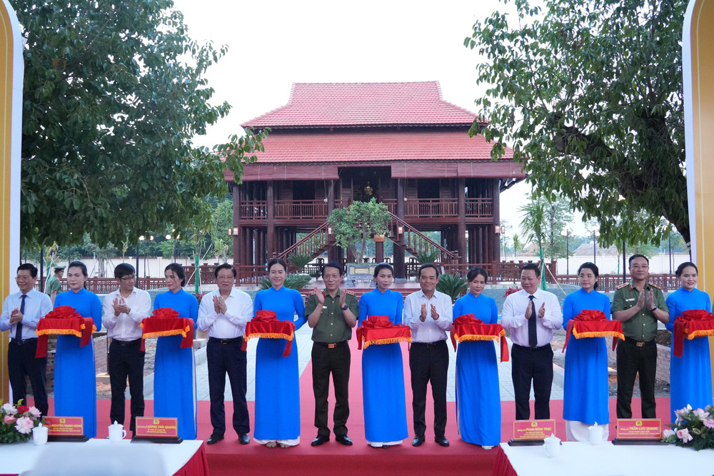 Các đại biểu cắt băng khánh thành công trình Nhà tưởng niệm Chủ tịch Hồ Chí Minh kt-2.jpg