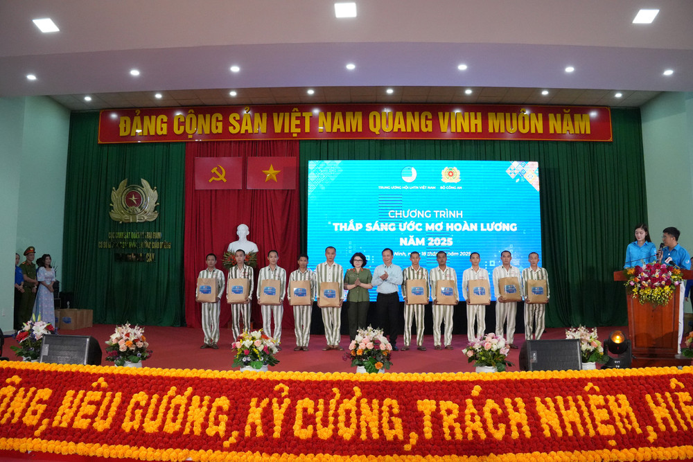 Lãnh đạo Cục Công tác chính trị, Bộ Công an và Ban Tuyên giáo và Dân vận Trung ương trao quà cho các phạm nhân có hoàn cảnh khó khăn, có nhiều nỗ lực trong rèn luyện, cải tạo 2-1069.jpg