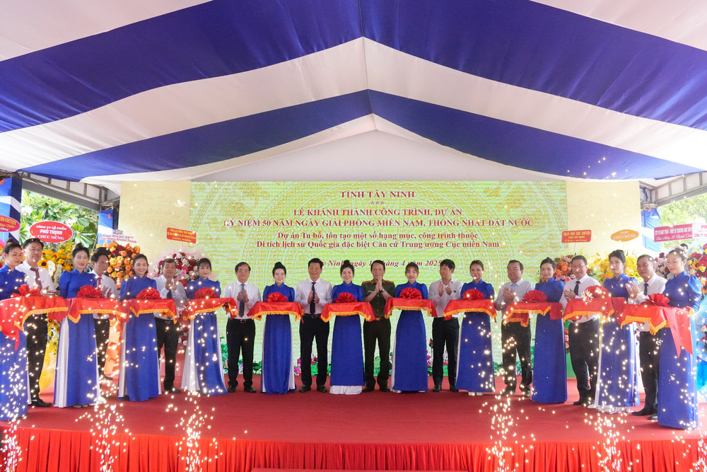 Các đại biểu cắt băng khánh thành dự án tu bổ, tôn tạo một số hạng mục thuộc Khu di tích lịch sử quốc gia đặc biệt Căn cứ Trung ương Cục miền Nam dsc05306.jpg
