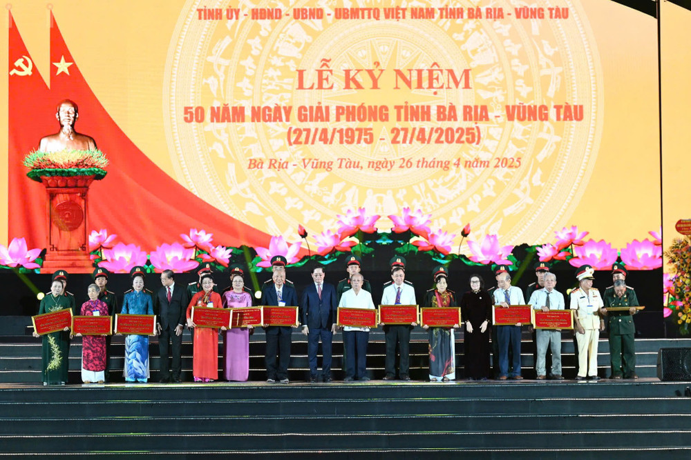 Lãnh đạo tỉnh Bà Rịa - Vũng Tàu trao quà tri ân lão thành cách mạng, Mẹ Việt Nam Anh hùng, Anh hùng Lực lượng vũ brvt-1.jpg