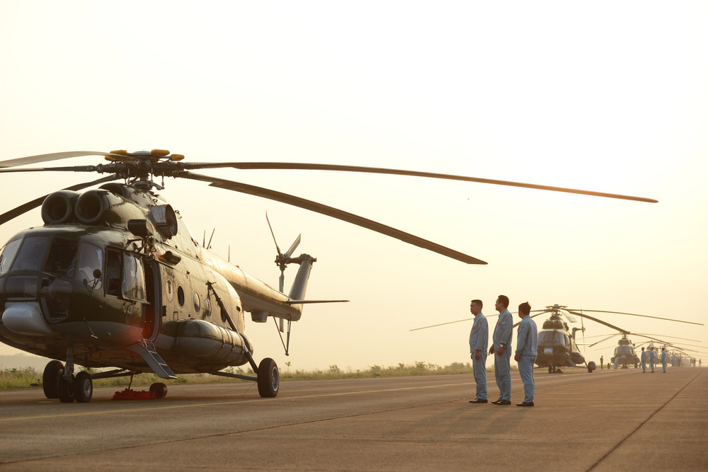 Trên đường băng, các tổ bay lần lượt tiếp nhận trực thăng Mi-8, Mi-171, Mi-17 để thực hiện bài bay đội hình, kéo theo lá cờ rộng gần 20m2 với đối trọng nặng 120kg 5.jpg