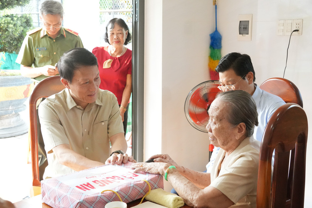 Bộ trưởng Bộ Công an Đại tướng Lương Tam Quang thăm hỏi và tặng quà Mẹ Việt Nam anh hùng Lê Thị Hai kt5.jpg
