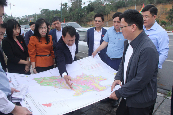 Đoàn công tác khảo sát thực tế tại TP. Chí Linh. Ảnh: Minh Trang Đoàn công tác khảo sát thực tế tại TP. Chí Linh. Ảnh: Minh Trang