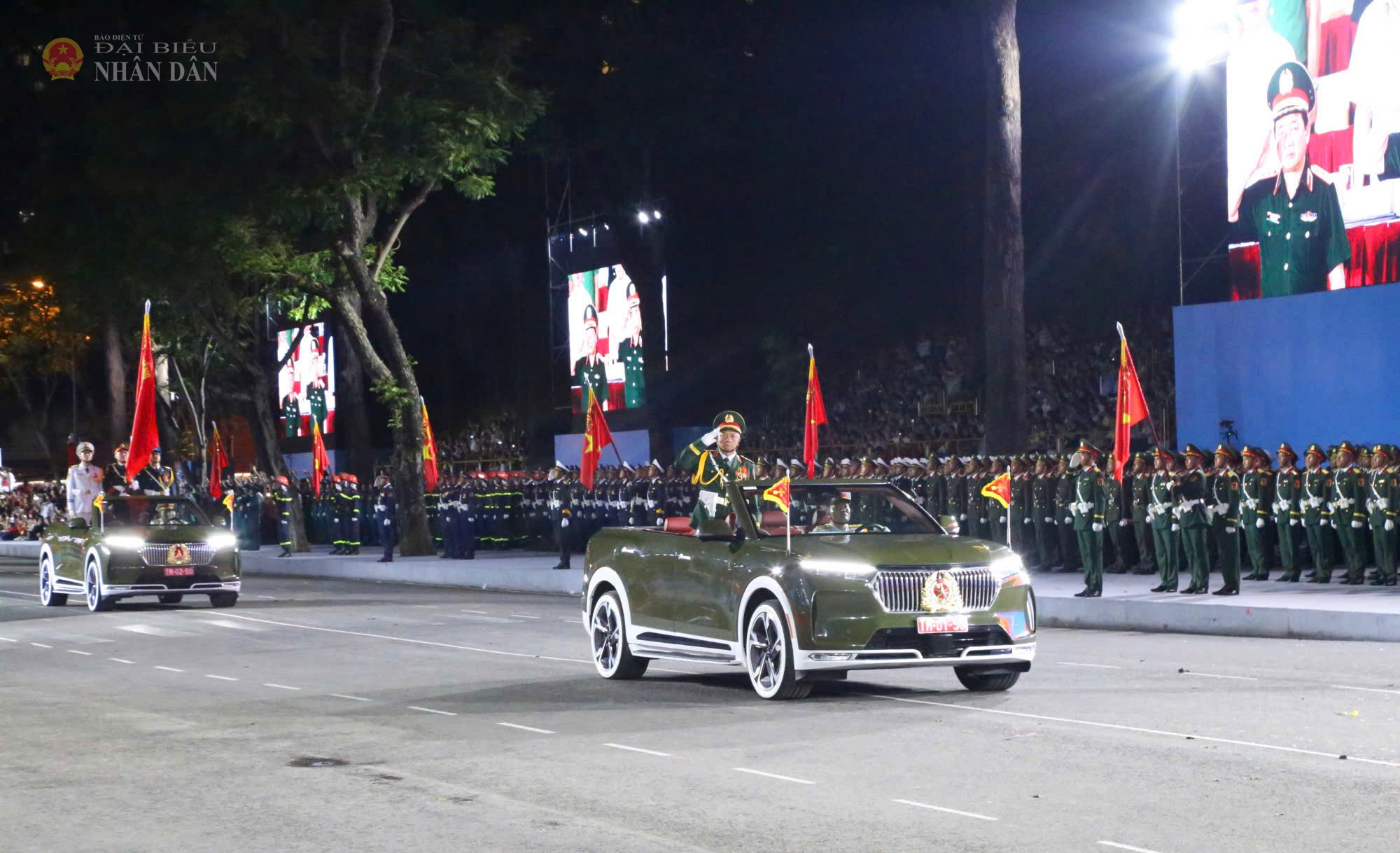 Xe chỉ huy tiến vào lễ đài xechihuy.jpg