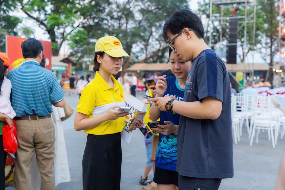 Khách tham quan được hướng dẫn thông tin về bản đồ ẩm thực trực tuyến thuộc Đề án “Biến tấu vạn nguyên liệu, nấu triệu món Việt” khach-tham-quan-duoc-huong-dan-thong-tin-ve-ban-do-am-thuc-truc-tuyen-thuoc-de-an-bien-tau-van-nguyen-lieu-nau-trieu-mon-viet.jpg