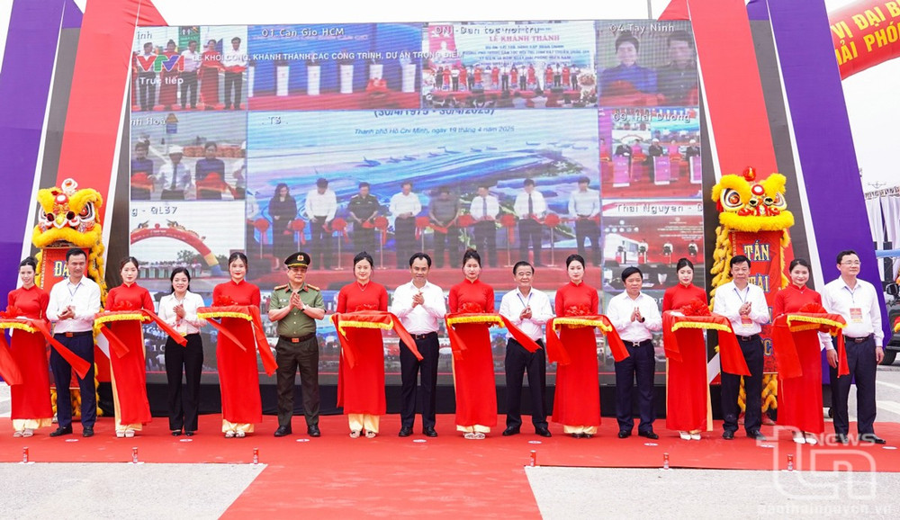 Bí thư Tỉnh ủy Thái Nguyên Trịnh Việt Hùng và các đại biểu cắt băng khánh thành đường Vành đai V vùng Thủ đô Hà Nội, đoạn qua tỉnh Thái Nguyên duong-vanh-dai-v-5-20250419142739.jpg