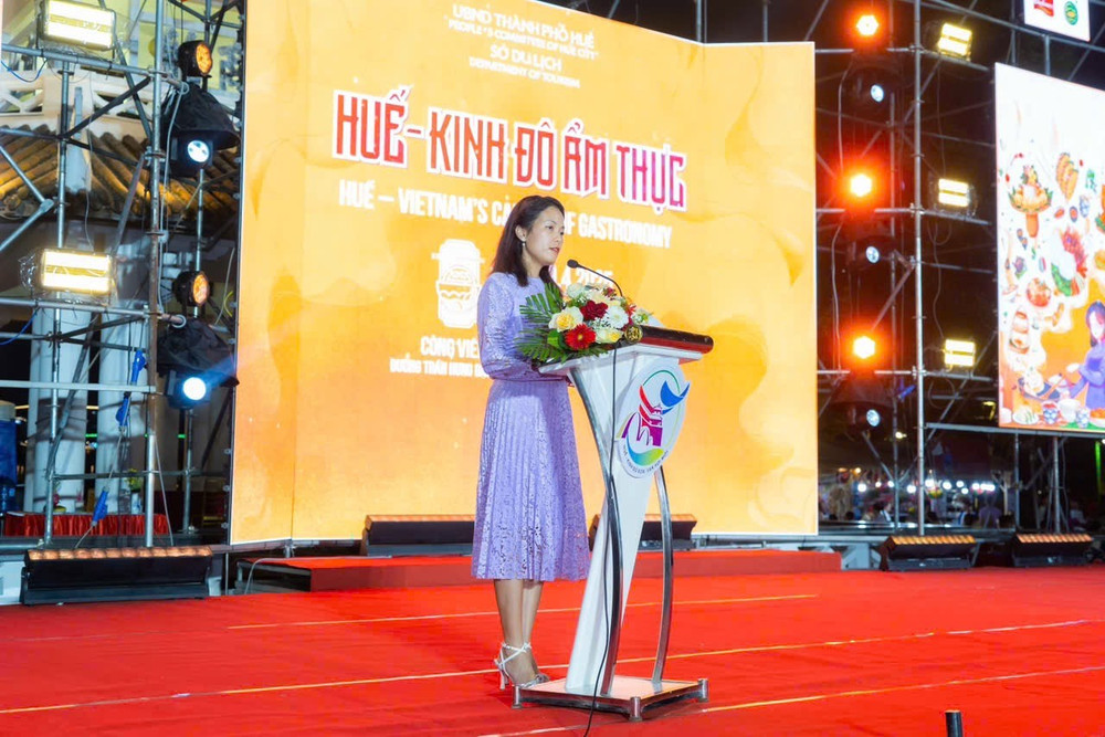 Bà Trần Thị Thao Giang, Quản lý quan hệ đối ngoại Công ty Nestlé Việt Nam, phát biểu tại lễ khai mạc “Huế - Kinh đô ẩm thực” ba-tran-thi-thao-giang-quan-ly-quan-he-doi-ngoai-cong-ty-nestle-viet-nam-phat-bieu-tai-le-khai-mac-hue-kinh-do-am-thuc.jpg