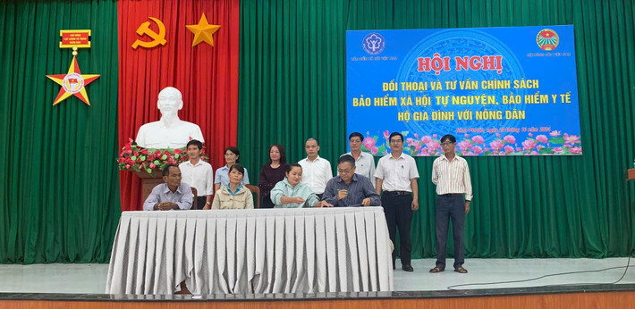 Hội viên nông dân ký cam kết tham gia BHXH tự nguyện ngay tại hội nghị. (Ảnh BHXH) nongdan1-6268-5776.jpg