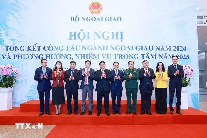 Thủ tướng Phạm Minh Chính với các đại biểu dự hội nghị triển khai nhiệm vụ ngành ngoại giao năm 2025. Ảnh: Dương Giang/TTXVN Thủ tướng Phạm Minh Chính với các đại biểu dự hội nghị triển khai nhiệm vụ ngành ngoại giao năm 2025. Ảnh: Dương Giang/TTXVN