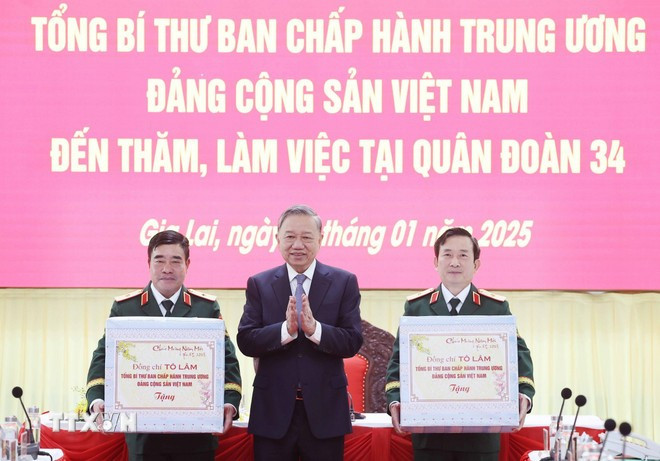 Tổng Bí thư Tô Lâm tặng quà cán bộ, chiến sỹ Quân đoàn 34. Ảnh: Thống Nhất/TTXVN