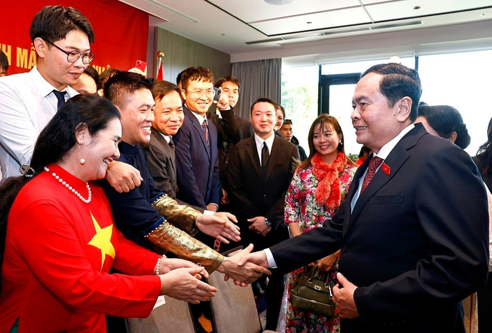 Chủ tịch Quốc hội Trần Thanh Mẫn và Phu nhân với đại diện cộng đồng người Việt Nam tại khu vực Kyushu, Okinawa và Trung Nam Nhật Bản. Ảnh: Doãn Tấn/TTXVN tran-thanh-man-3.jpg