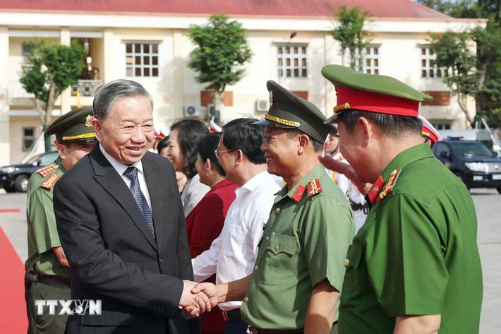 Tổng Bí thư Tô Lâm với cán bộ, chiến sĩ Công an tỉnh Bình Phước. Ảnh: Thống Nhất/TTXVN