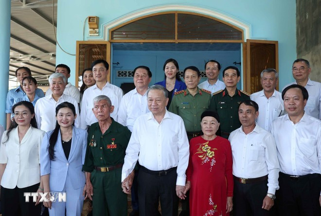 Tổng Bí thư Tô Lâm và các đại biểu chụp ảnh cùng gia đình ông Dương Đức Thùng, Anh hùng lực lượng vũ trang nhân dân ở phường Tiến Thành, thành phố Đồng Xoài, tỉnh Bình Phước. Ảnh: Thống Nhất/TTXVN