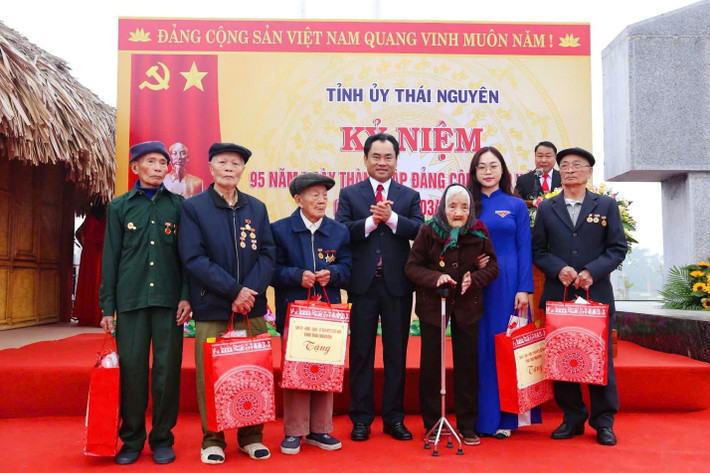 Bí thư Tỉnh ủy Trịnh Việt Hùng tặng quà 5 đảng viên cao tuổi của huyện Đại Từ Bí thư Tỉnh ủy Trịnh Việt Hùng tặng quà 5 đảng viên cao tuổi của huyện Đại Từ