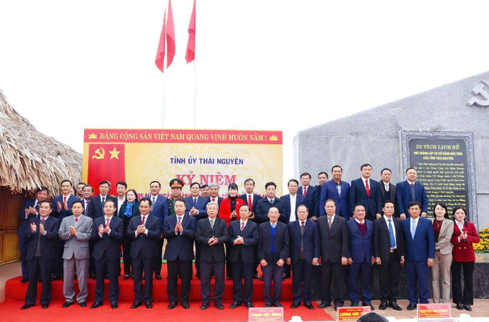 Lãnh đạo tỉnh, nguyên lãnh đạo tỉnh qua các thời kỳ, Bí thư các Đảng bộ chụp ảnh lưu niệm tại Di tích lịch sử quốc gia Nơi thành lập cơ sở Đảng Cộng sản đầu tiên của Đảng bộ tỉnh Thái Nguyên Lãnh đạo tỉnh, nguyên lãnh đạo tỉnh qua các thời kỳ, Bí thư các Đảng bộ chụp ảnh lưu niệm tại Di tích lịch sử quốc gia Nơi thành lập cơ sở Đảng Cộng sản đầu tiên của Đảng bộ tỉnh Thái Nguyên