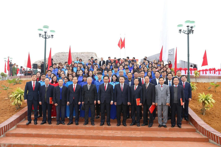 Các đại biểu chụp ảnh lưu niệm tại Lễ kỷ niệm Các đại biểu chụp ảnh lưu niệm tại Lễ kỷ niệm