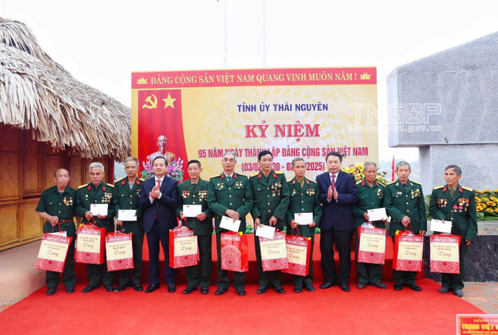 Phó Bí thư Thường trực Tỉnh ủy, Chủ tịch HĐND tỉnh Phạm Hoàng Sơn và Phó Bí thư Tỉnh ủy, Chủ tịch UBND tỉnh Nguyễn Huy Dũng tặng quà các gia đình chính sách trên địa bàn huyện Đại Từ Phó Bí thư Thường trực Tỉnh ủy, Chủ tịch HĐND tỉnh Phạm Hoàng Sơn và Phó Bí thư Tỉnh ủy, Chủ tịch UBND tỉnh Nguyễn Huy Dũng tặng quà các gia đình chính sách trên địa bàn huyện Đại Từ
