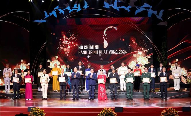 Tổng Bí thư Tô Lâm và đồng chí Nguyễn Trọng Nghĩa, Ủy viên Bộ Chính trị, Bí thư Trung ương Đảng, Trưởng Ban Tuyên giáo Trung ương trao biểu trưng cho các điển hình tiên tiến. Ảnh: Phương Hoa/TTXVN Tổng Bí thư Tô Lâm và đồng chí Nguyễn Trọng Nghĩa, Ủy viên Bộ Chính trị, Bí thư Trung ương Đảng, Trưởng Ban Tuyên giáo Trung ương trao biểu trưng cho các điển hình tiên tiến. Ảnh: Phương Hoa/TTXVN