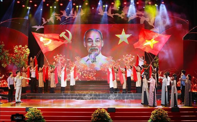 Tiết mục nghệ thuật biểu diễn trong chương trình. Ảnh: Phương Hoa/TTXVN Tiết mục nghệ thuật biểu diễn trong chương trình. Ảnh: Phương Hoa/TTXVN