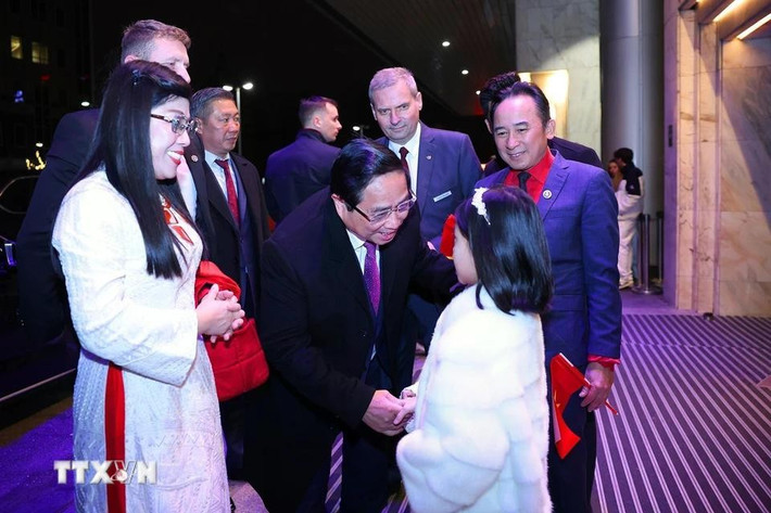 Cán bộ, nhân viên Đại sứ quán và cộng đồng người Việt Nam tại Ba Lan đón Thủ tướng Phạm Minh Chính và Phu nhân. Ảnh: Dương Giang/TTXVN Cán bộ, nhân viên Đại sứ quán và cộng đồng người Việt Nam tại Ba Lan đón Thủ tướng Phạm Minh Chính và Phu nhân. Ảnh: Dương Giang/TTXVN