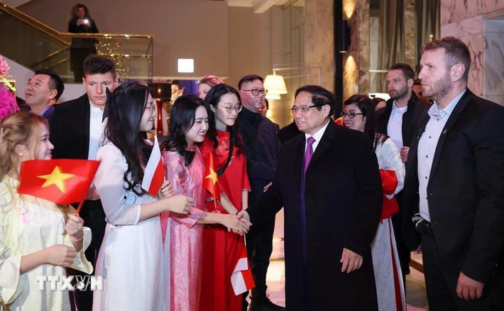 Cán bộ, nhân viên Đại sứ quán và cộng đồng người Việt Nam tại Ba Lan đón Thủ tướng Phạm Minh Chính và Phu nhân. Ảnh: Dương Giang/TTXVN Cán bộ, nhân viên Đại sứ quán và cộng đồng người Việt Nam tại Ba Lan đón Thủ tướng Phạm Minh Chính và Phu nhân. Ảnh: Dương Giang/TTXVN