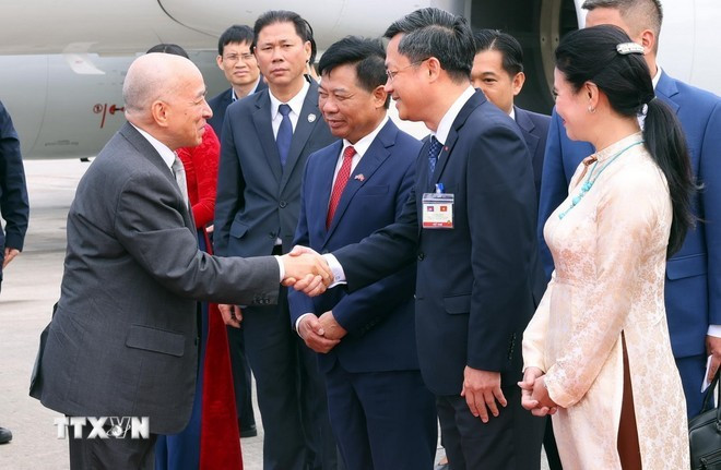 Đại diện lãnh đạo Bộ Ngoại giao, Văn phòng Chủ tịch nước và Đại sứ Việt Nam tại Campuchia Nguyễn Huy Tăng đón Quốc vương Campuchia Norodom Sihamoni tại Sân bay quốc tế Nội Bài, Hà Nội. Ảnh: Phạm Kiên/TTXVN Đại diện lãnh đạo Bộ Ngoại giao, Văn phòng Chủ tịch nước và Đại sứ Việt Nam tại Campuchia Nguyễn Huy Tăng đón Quốc vương Campuchia Norodom Sihamoni tại Sân bay quốc tế Nội Bài, Hà Nội. Ảnh: Phạm Kiên/TTXVN