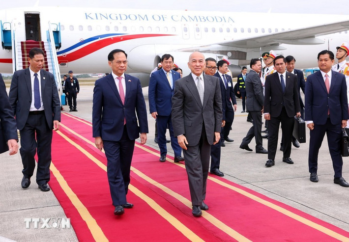 Quốc vương Campuchia Norodom Sihamoni đến Hà Nội, bắt đầu thăm cấp Nhà nước tới Việt Nam. Ảnh: Phạm Kiên/TTXVN Quốc vương Campuchia Norodom Sihamoni đến Hà Nội, bắt đầu thăm cấp Nhà nước tới Việt Nam. Ảnh: Phạm Kiên/TTXVN