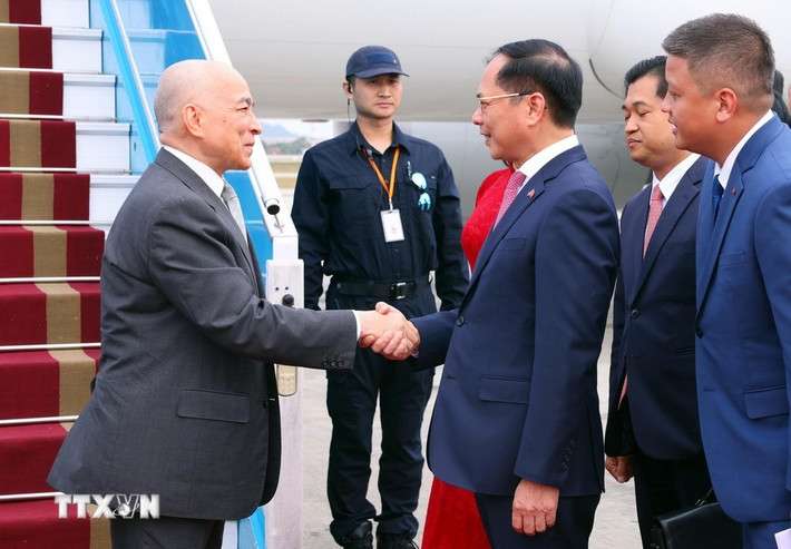 Phó Thủ tướng, Bộ trưởng Ngoại giao Bùi Thanh Sơn đón Quốc vương Campuchia Norodom Sihamoni tại Sân bay quốc tế Nội Bài, Hà Nội. Ảnh: Phạm Kiên/TTXVN Phó Thủ tướng, Bộ trưởng Ngoại giao Bùi Thanh Sơn đón Quốc vương Campuchia Norodom Sihamoni tại Sân bay quốc tế Nội Bài, Hà Nội. Ảnh: Phạm Kiên/TTXVN