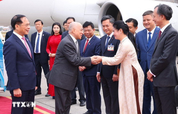 Đại diện lãnh đạo Bộ Ngoại giao, Văn phòng Chủ tịch nước và Đại sứ Việt Nam tại Campuchia Nguyễn Huy Tăng đón Quốc vương Campuchia Norodom Sihamoni tại Sân bay quốc tế Nội Bài, Hà Nội. Ảnh: Phạm Kiên/TTXVN Đại diện lãnh đạo Bộ Ngoại giao, Văn phòng Chủ tịch nước và Đại sứ Việt Nam tại Campuchia Nguyễn Huy Tăng đón Quốc vương Campuchia Norodom Sihamoni tại Sân bay quốc tế Nội Bài, Hà Nội. Ảnh: Phạm Kiên/TTXVN