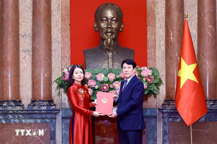 Chủ tịch nước Lương Cường trao quyết định phong hàm Đại sứ cấp 2 cho Thứ trưởng Bộ Ngoại giao Nguyễn Minh Hằng. Ảnh: Lâm Khánh/TTXVN Chủ tịch nước Lương Cường trao quyết định phong hàm Đại sứ cấp 2 cho Thứ trưởng Bộ Ngoại giao Nguyễn Minh Hằng. Ảnh: Lâm Khánh/TTXVN