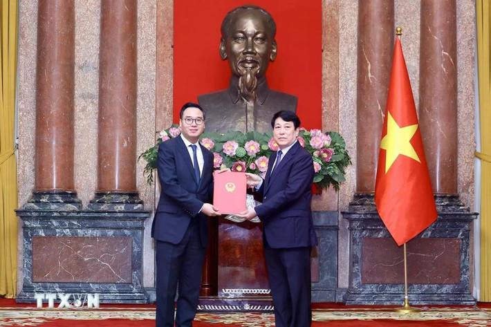 Chủ tịch nước Lương Cường trao quyết định phong hàm Đại sứ cấp 1 cho Phó Vụ trưởng, Phó Chánh Văn phòng Bộ Ngoại giao Ngô Toàn Thắng. Ảnh: Lâm Khánh/TTXVN Chủ tịch nước Lương Cường trao quyết định phong hàm Đại sứ cấp 1 cho Phó Vụ trưởng, Phó Chánh Văn phòng Bộ Ngoại giao Ngô Toàn Thắng. Ảnh: Lâm Khánh/TTXVN