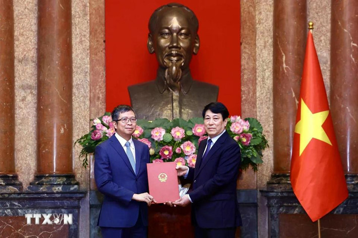 Chủ tịch nước Lương Cường trao quyết định phong hàm Đại sứ cấp 2 cho Thứ trưởng Bộ Ngoại giao Phạm Thanh Bình. Ảnh: Lâm Khánh/TTXVN Chủ tịch nước Lương Cường trao quyết định phong hàm Đại sứ cấp 2 cho Thứ trưởng Bộ Ngoại giao Phạm Thanh Bình. Ảnh: Lâm Khánh/TTXVN