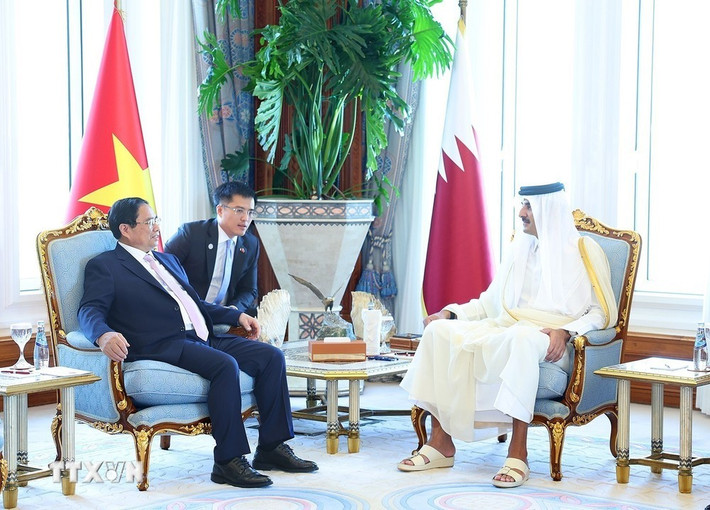 Thủ tướng Phạm Minh Chính chào Quốc vương Qatar Tamim bin Hamad Al Thani. Ảnh: Dương Giang/TTXVN Thủ tướng Phạm Minh Chính chào Quốc vương Qatar Tamim bin Hamad Al Thani. Ảnh: Dương Giang/TTXVN
