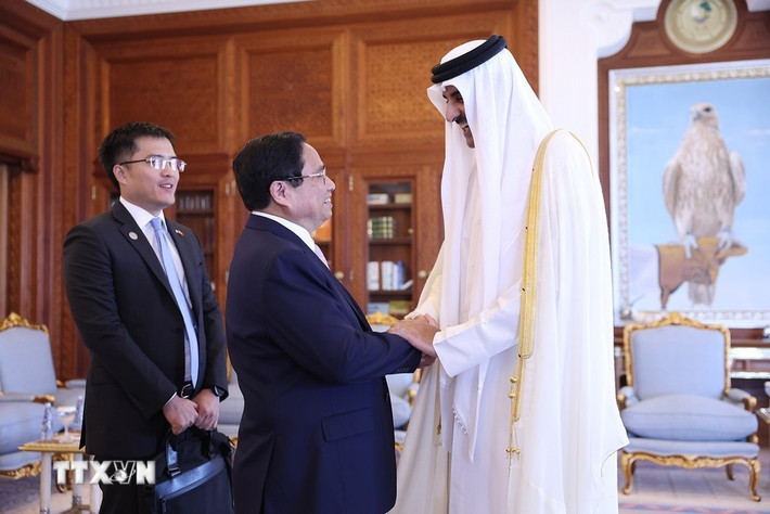 Thủ tướng Phạm Minh Chính chào Quốc vương Qatar Tamim bin Hamad Al Thani. Ảnh: Dương Giang/TTXVN Thủ tướng Phạm Minh Chính chào Quốc vương Qatar Tamim bin Hamad Al Thani. Ảnh: Dương Giang/TTXVN