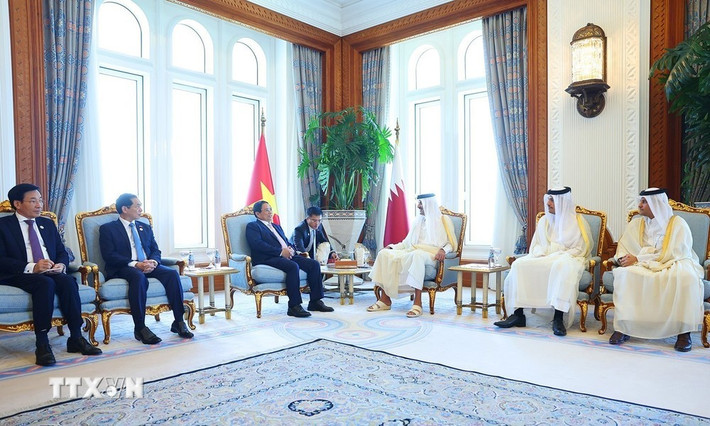Thủ tướng Phạm Minh Chính chào Quốc vương Qatar Tamim bin Hamad Al Thani. Ảnh: Dương Giang/TTXVN Thủ tướng Phạm Minh Chính chào Quốc vương Qatar Tamim bin Hamad Al Thani. Ảnh: Dương Giang/TTXVN