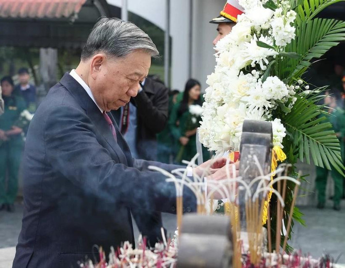 Tổng Bí thư Tô Lâm dâng hương tưởng niệm các Anh hùng liệt sỹ Thanh niên xung phong tại Khu Di tích Ngã ba Đồng Lộc. Ảnh: Thống Nhất/TTXVN