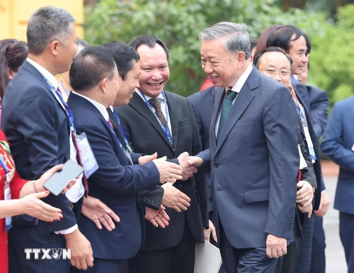 Tổng Bí thư, Chủ tịch nước Tô Lâm gặp mặt Đoàn đại biểu doanh nhân tiêu biểu của Liên đoàn Thương mại và Công nghiệp Việt Nam và Hội Doanh nhân tư nhân Việt Nam. Ảnh: Lâm Khánh/TTXVN