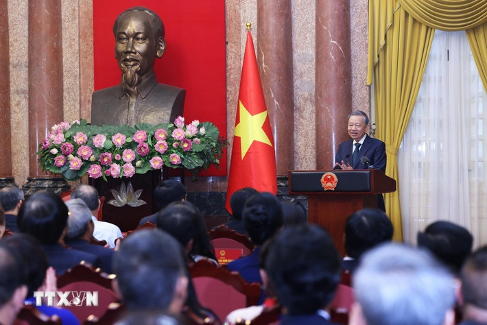 Tổng Bí thư, Chủ tịch nước Tô Lâm nói chuyện với các đại biểu doanh nhân tiêu biểu. Ảnh: Lâm Khánh/TTXVN