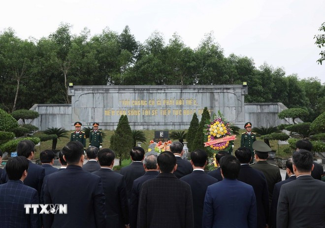 Tổng Bí thư Tô Lâm và đoàn công tác Trung ương dâng hương tưởng niệm tại khu mộ Tổng Bí thư Hà Huy Tập xã Cẩm Hưng, huyện Cẩm Xuyên, tỉnh Hà Tĩnh. Ảnh: Thống Nhất/TTXVN